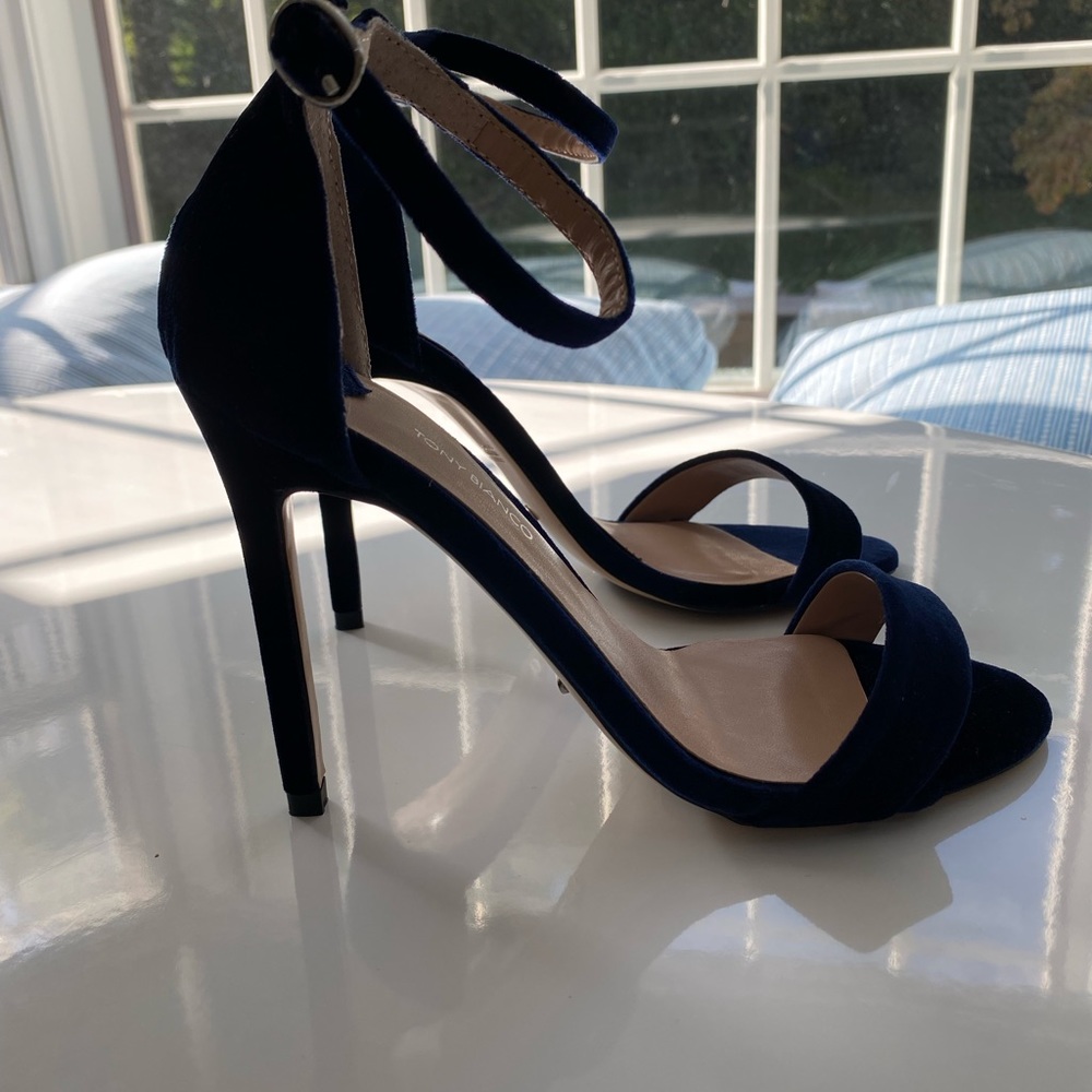 TONY BIANCO Navy Blue Velvet KARVAN Heels Size 7 NWT